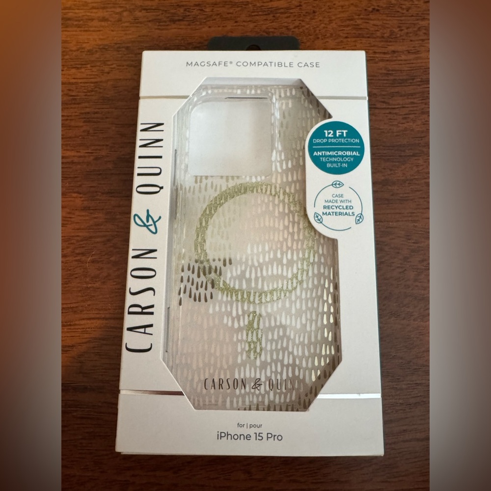 NWT | Carson & Quinn | iPhone 15 Pro MagSafe Phone Case | Clear and Gold